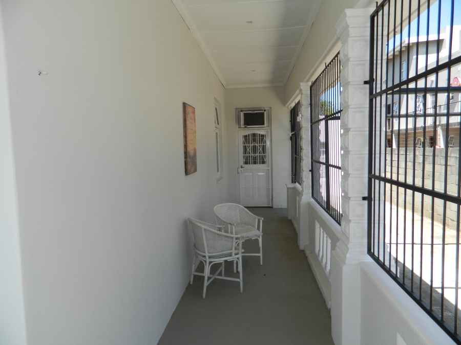 To Let 5 Bedroom Property for Rent in Esterville Western Cape